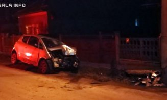 Prăpăd la Gherla: Un șofer imprudent a rupt un copac și s-a izbit de un stâlp de electricitate