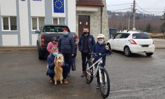 Băiețelul din Cluj care își plimba câinele cu sania a primit o nouă bicicletă