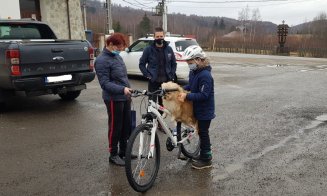 Băiețelul din Cluj care își plimba câinele cu sania a primit o nouă bicicletă