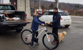 Băiețelul din Cluj care își plimba câinele cu sania a primit o nouă bicicletă