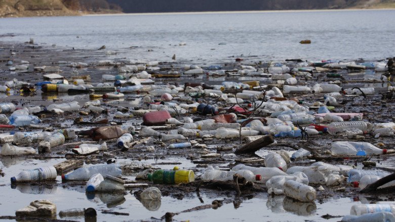 Ungaria acuză România că îi poluează râurile. Mii de sticle de plastic, papuci, deşeuri menajere, televizoare trec graniţa pe râuri în jos