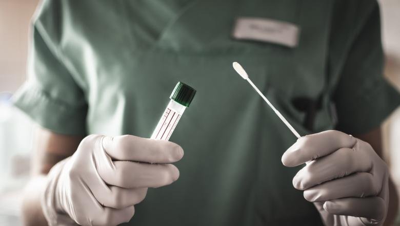 Copiii simptomatici ai căror părinți nu acceptă testarea nu sunt primiți în şcoală cel puţin 14 zile