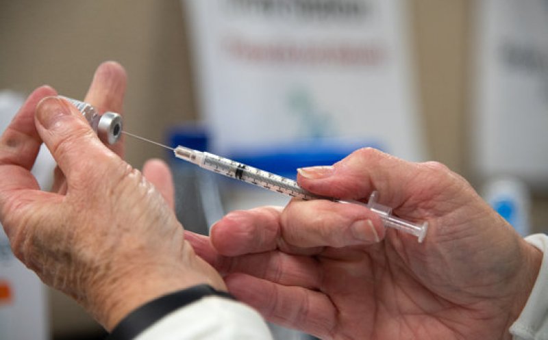 Un bărbat a fost injectat la rapel cu alt vaccin! Cum s-a produs eroarea