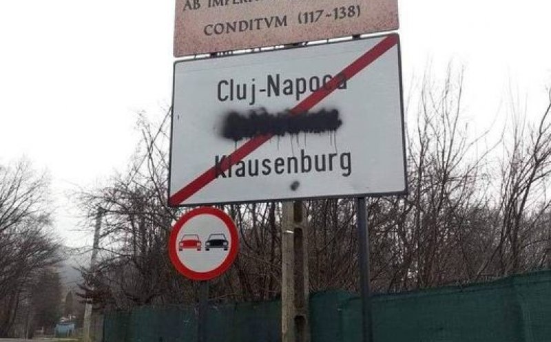 Plăcuță multilingvă de la ieșirea din oraș, vandalizată: "Ceva maimuță încă nu acceptă faptul că Cluj este și Kolozsvár"