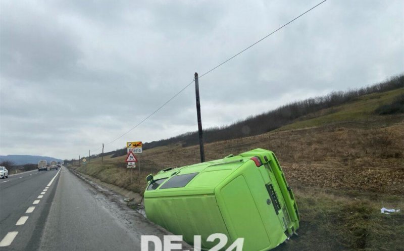 O clipă de neatenție și un șofer din Cluj s-a trezit captiv în dubița răsturnată