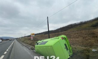 O clipă de neatenție și un șofer din Cluj s-a trezit captiv în dubița răsturnată
