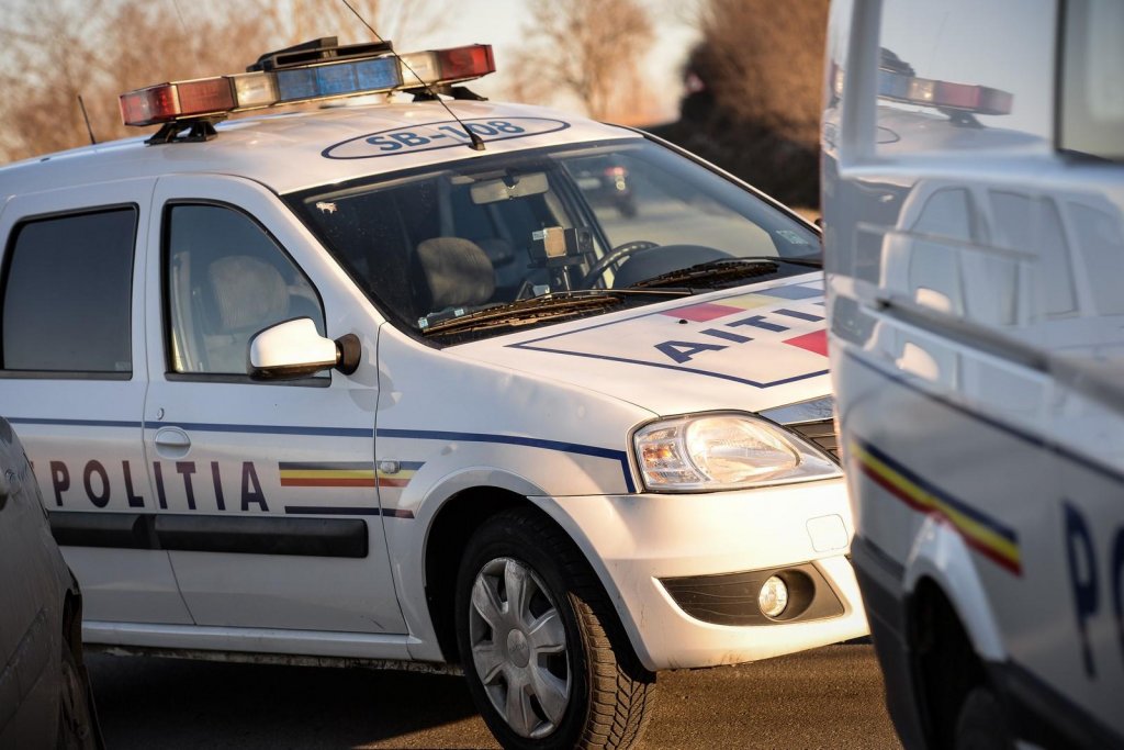 PANICĂ în Piața Mihai Viteazu! Trecătorii au cerut ajutor, după ce au văzut un bărbat agitat, cu un obiect ascuțit în mână