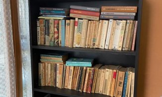Asta da dragoste pentru lectură! Pe scara unui bloc din Cluj a apărut o... bibliotecă