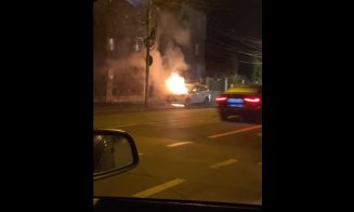 O maşină a ars ca o torţă pe o stradă din Cluj-Napoca. Clujenii au filmat de zor spectacolul
