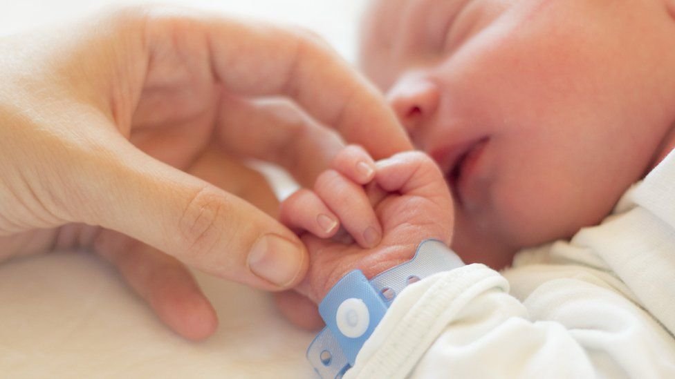 Bebeluş născut cu anticorpi  împotriva COVID-19, după ce mama a fost vaccinată cu Moderna