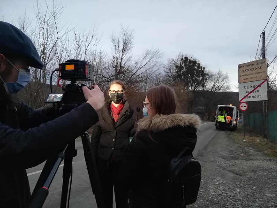 Plăcuța multilingvă de la ieșirea din Cluj de pe care a fost șters Kolozsvár a fost înlocuită