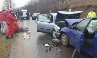 Impact frontal între două mașini la Cluj. O femeie de 74 de ani a fost rănită