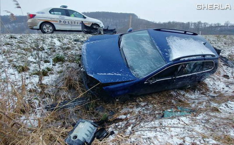 Impact violent în Cluj, mașină răsturnată pe câmp