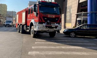 Autoturism în flăcări, la Cluj. Pompierii, intervenție de urgență