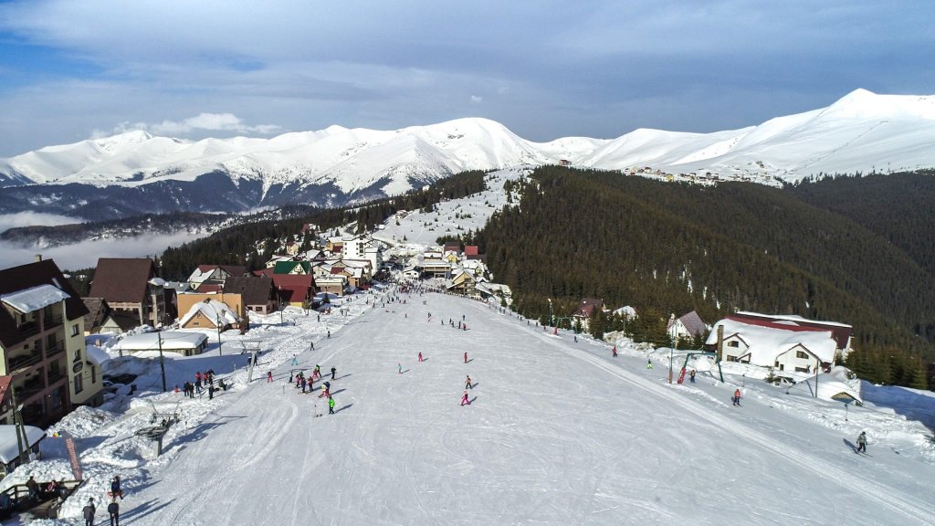 Zăpadă de 2 m într-o stațiune de schi de pe Transalpina. Oamenii nu-și mai găsesc mașinile!