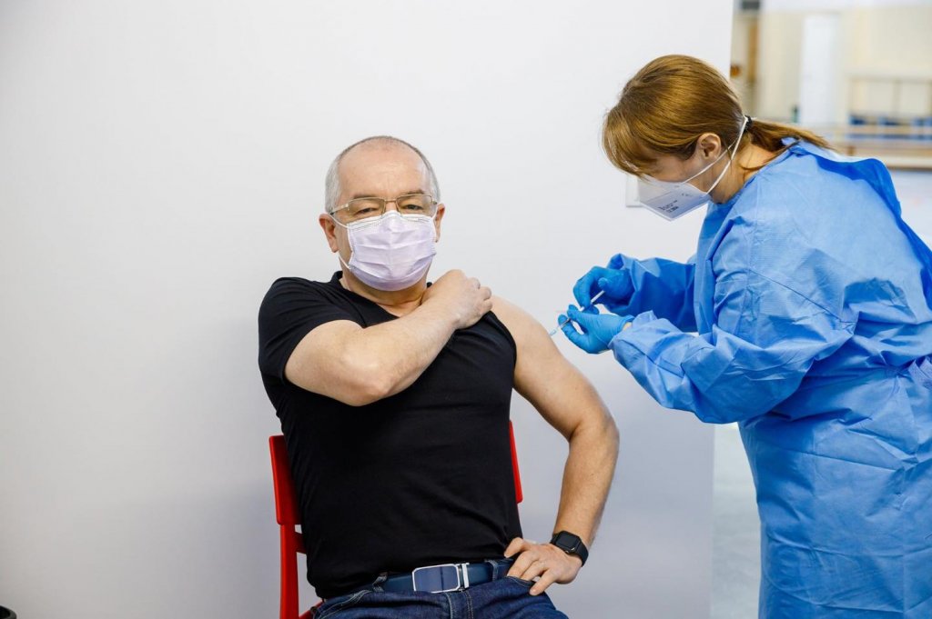 Emil Boc s-a vaccinat împotriva COVID: "Totul OK"