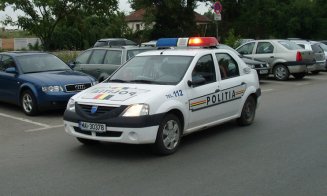 Doi polițiști au fost luaţi pe capotă de o şoferiţă, în timp ce dirijau traficul