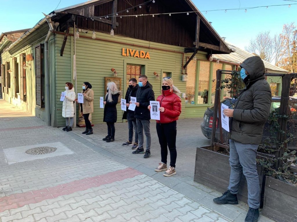 Patronii și angajații hotelurilor și restaurantelor au ieșit în stradă la Cluj