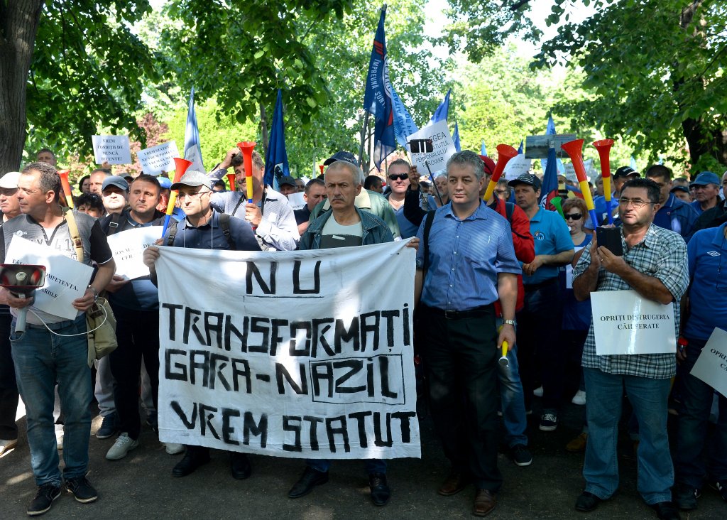 Protest feroviar în fața Prefecturii Cluj. „Nu mai vine nimeni să lucreze la calea ferată!”