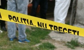 Cadavrele a două adolescente, descoperite pe un câmp. Tinerele erau legate de mâini și de picioare cu propriile haine