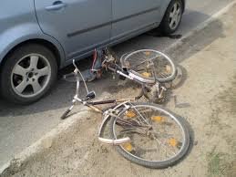 Biciclist din Cluj, izbit în plin de o mașină. Cum s-a produs accidentul