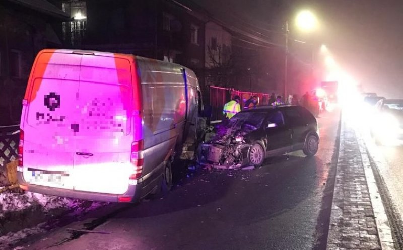 Accident la Cluj: Un şofer care conducea băut a intrat pe contrasens cu autoutilitara şi a băgat în spital doi oameni