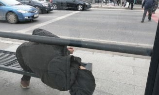 Un tânăr drogat doarme într-o stație de autobuz din Mărăști