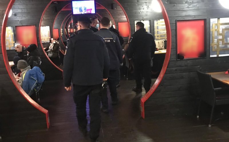 Pandemia, lăsată la ușă în două localuri din Cluj. Înăuntru, clienți cu zecile/ Ce amenzi s-au dat