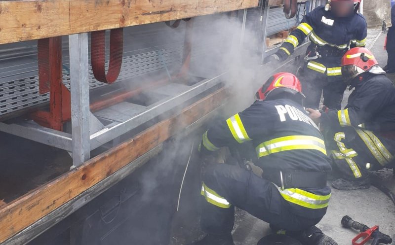Camion cuprins de flăcări pe un drum din Cluj. Au sărit șoferii cu stingătoarele