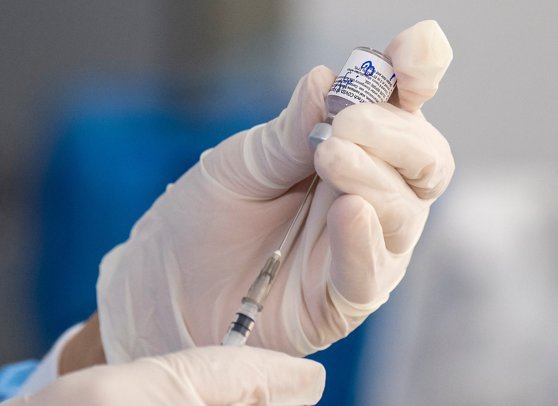 Incredibil, dar adevărat! Disperate să se vaccineze mai repede, două femei s-au deghizat în...  "bunicuțe"