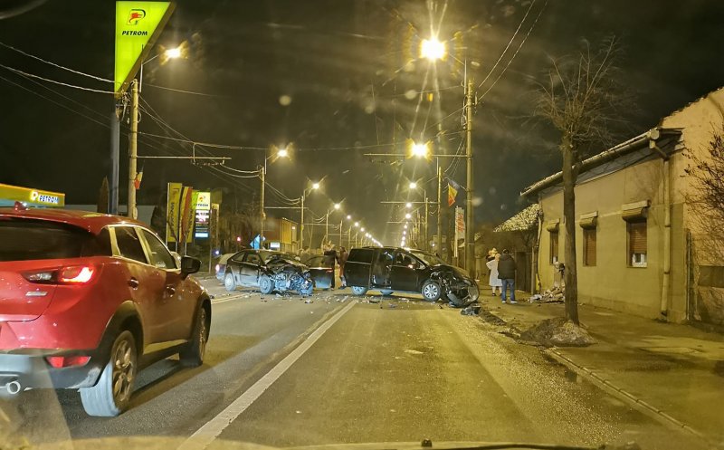 Accident violent pe o stradă din Cluj. Zidul unei case, spart și două mașini făcute zob