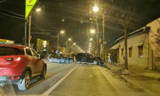 Accident violent pe o stradă din Cluj. Zidul unei case, spart și două mașini făcute zob