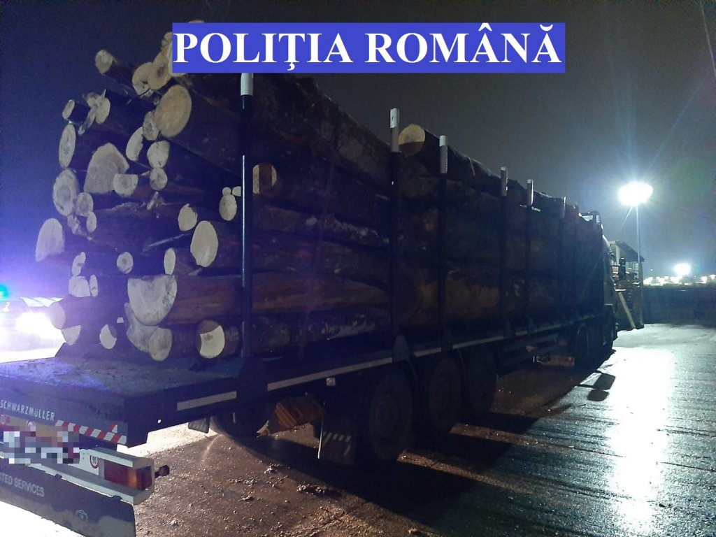 TIR cu lemne furate, oprit de polițiștii clujeni la barajul de la Tarnița