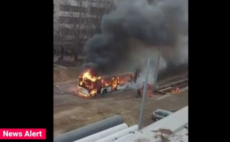 PANICĂ într-un autobuz! Mașina cu 25 de pasageri a luat foc în mers