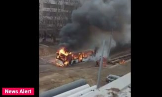 PANICĂ într-un autobuz! Mașina cu 25 de pasageri a luat foc în mers