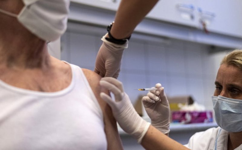 Reacție adversă SEVERĂ după vaccinare. Ce i s-a întâmplat unei femei de 46 de ani