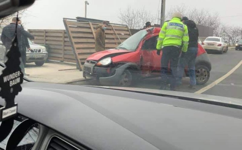 Mașină ieșită în decor pe drumul Sfântul Ioan. Un tânăr a ajuns la spital