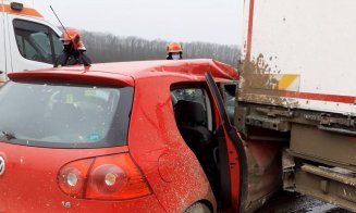 Accident grav la Cluj. Doi răniți, după ce au intrat cu mașina sub un TIR