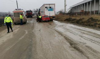 Accident grav la Cluj. Doi răniți, după ce au intrat cu mașina sub un TIR