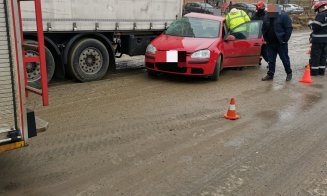 Accident grav la Cluj. Doi răniți, după ce au intrat cu mașina sub un TIR