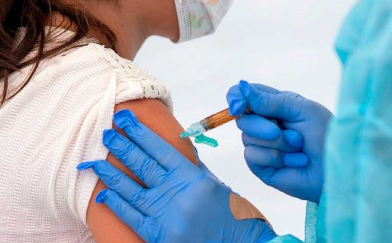 Tinerii de peste 16 ani, cu boli cronice, au liber la programarea pentru vaccinare din martie