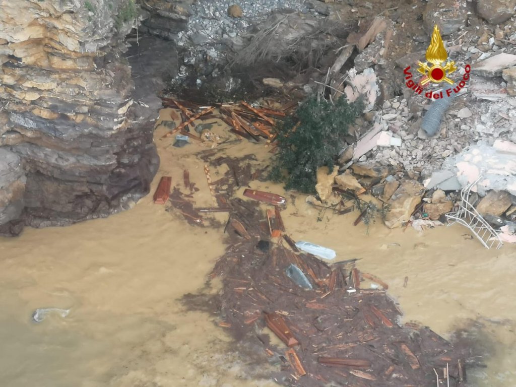 Spectacol terifiant în Italia: O alunecare de teren a prăbuşit în mare un cimitir cu sute de sicrie şi două capele cu decedaţi