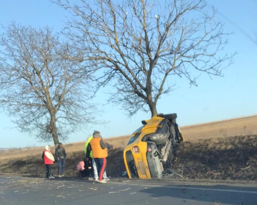 Accident la Tureni. A "parcat" maşina în copac şi a supravieţuit!
