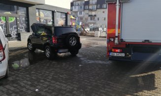 Cluj: O mașină a luat foc în parcarea unui magazin