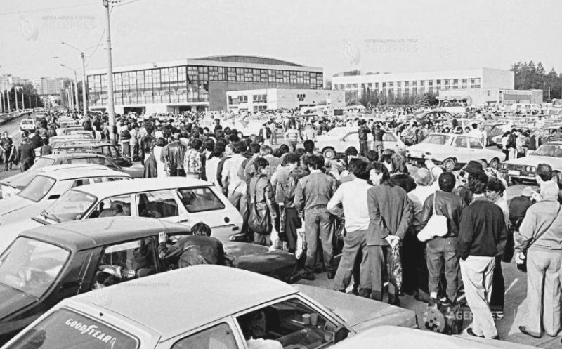 Coadă la CARITAS. Sala Sporturilor, anul 1993