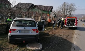 Accident cu doi bolizi pe un drum din Cluj. Au rupt și gardul unei case