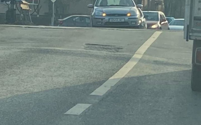 La un pas de tragedie! O șoferiță din Cluj a fost prinsă sub o barieră de cale ferată