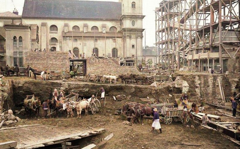 Construcția Palatului Sebestyén, de pe actuala stradă Universității