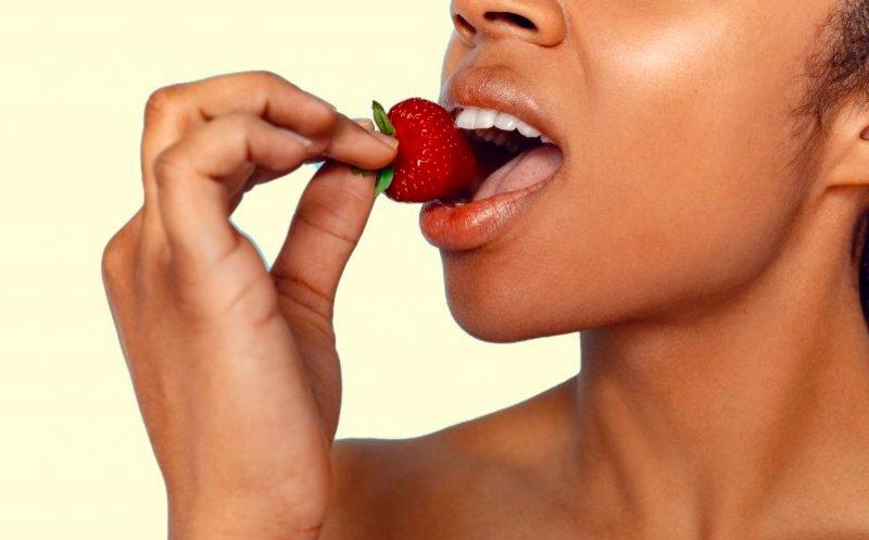 Fructele care îți strică smalțul dinților, de fapt. Greșeala fatală făcută de românii care le consumă