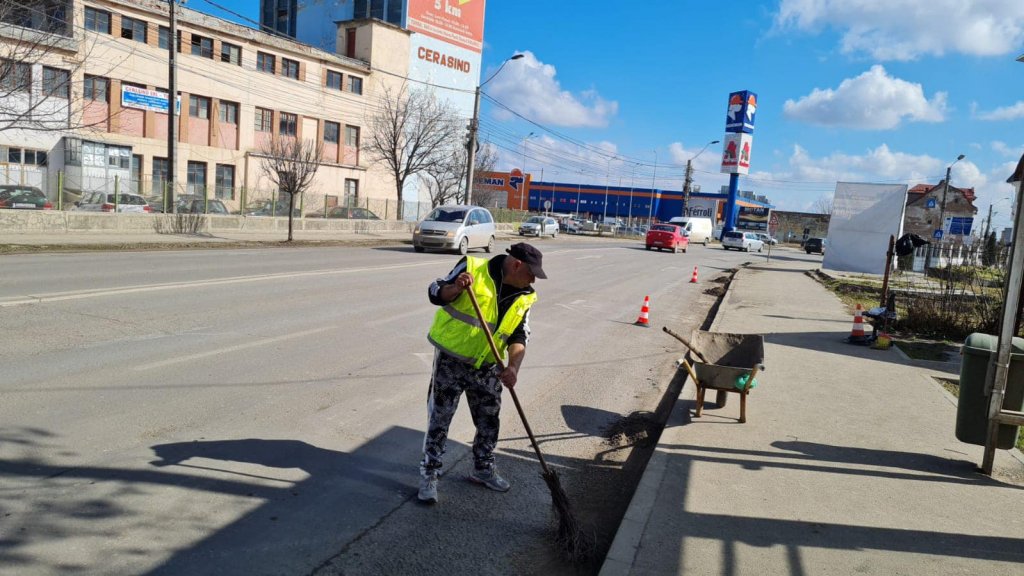 Curățenie generală pe străzile din Turda, odată cu venirea primăverii